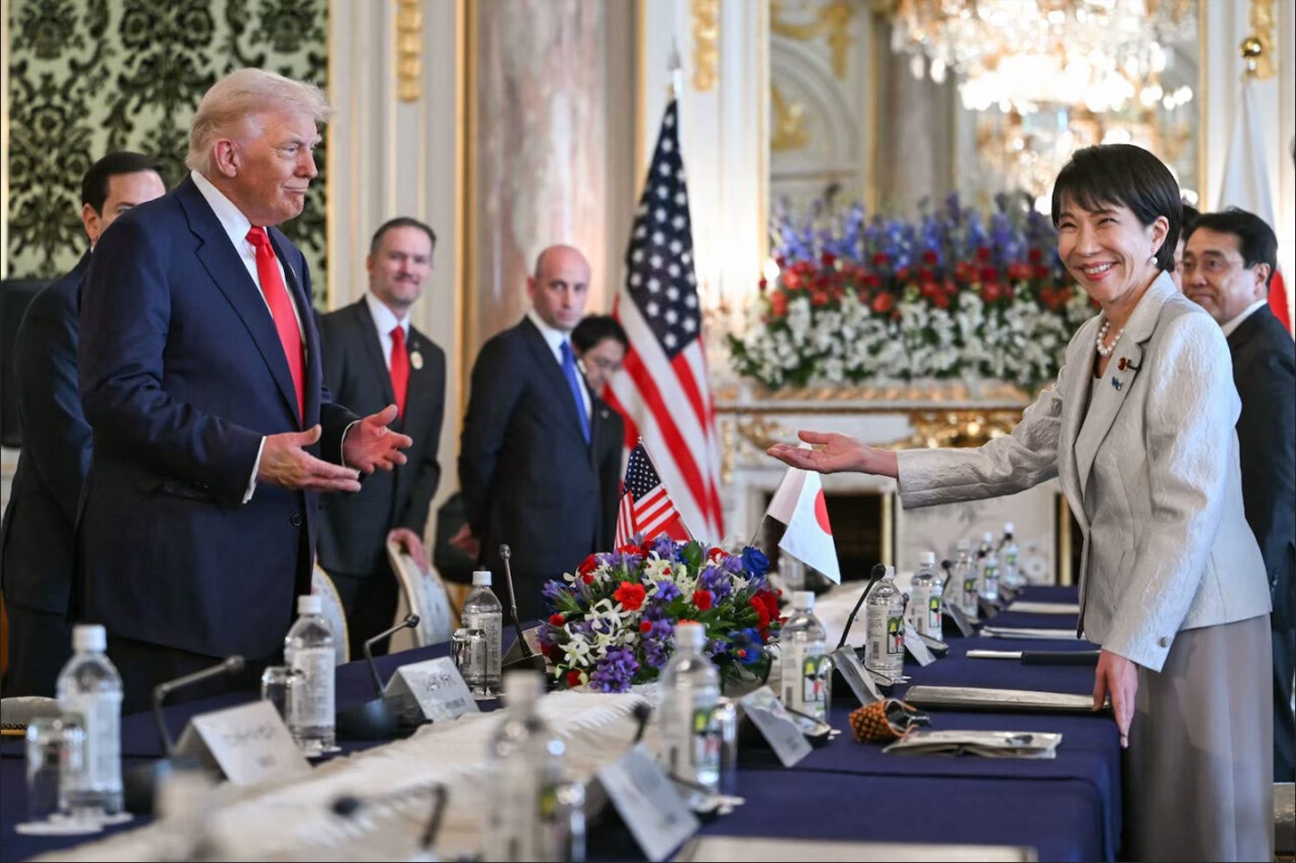 Tổng thống Mỹ Donald Trump và Thủ tướng Nhật Bản Sanae Takaichi bắt tay tại Tokyo