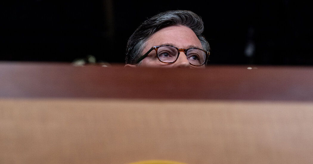 Speaker Mike Johnson tại một cuộc họp báo ở Điện Capitol trong thời gian chính phủ đóng cửa