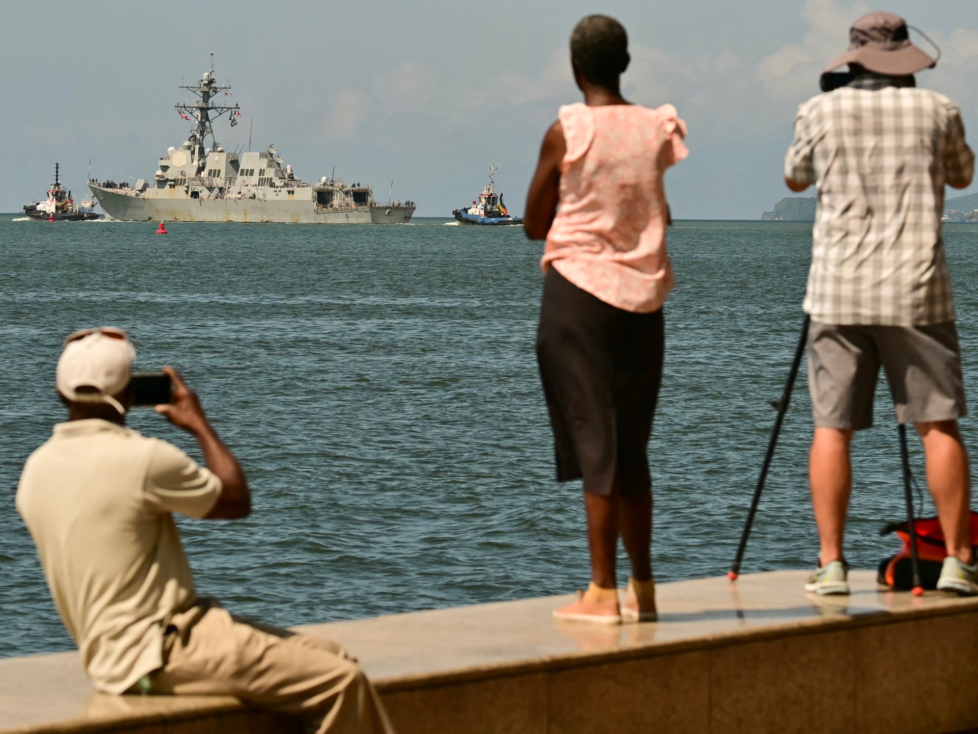 Tổng thống Donald Trump trả lời phóng viên trên chuyên cơ Air Force One.