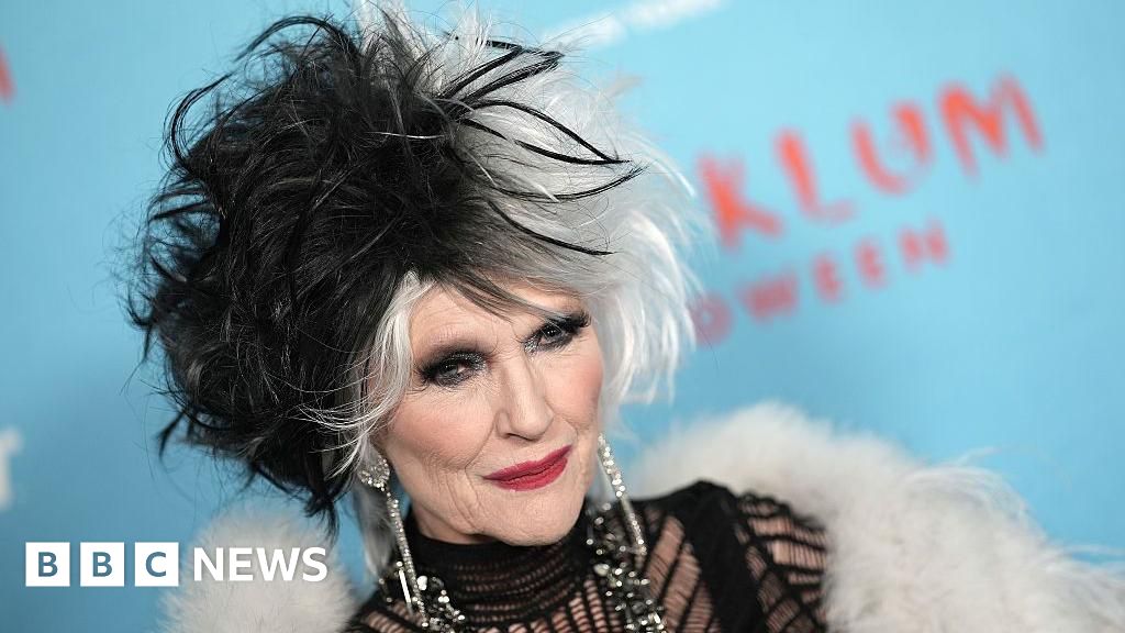 Maye Musk hóa trang thành Cruella và nữ diễn viên La La Anthony tại một bữa tiệc Halloween ở New York.