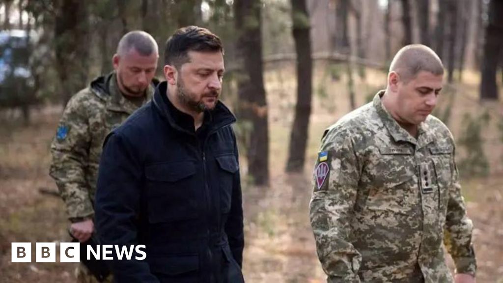 Tổng thống Ukraine Volodymyr Zelensky thăm binh sĩ gần Pokrovsk.