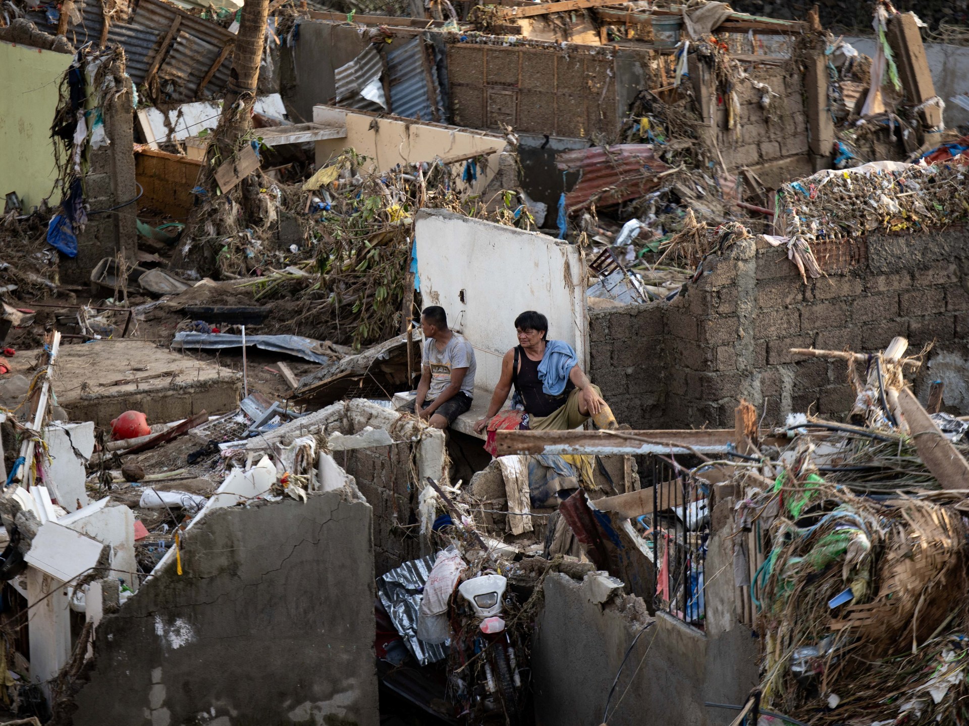 Người dân Philippines đi lại trên đường ngập nước sau bão Kalmaegi