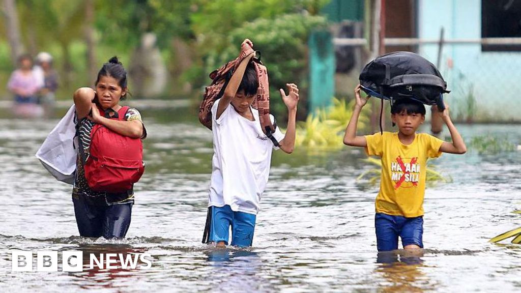 Các gia đình sơ tán tại Remedios T Romualde, Mindanao, Phi-líp-pin chờ bão đến