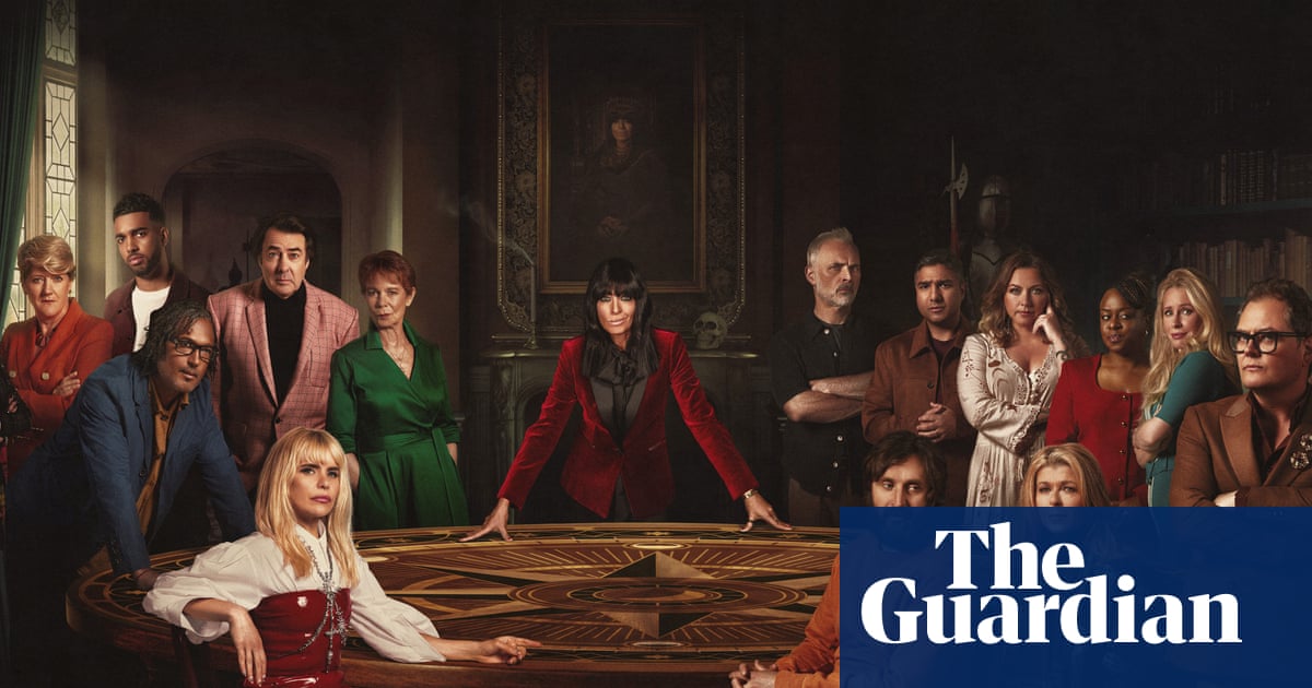 Claudia Winkleman, người dẫn chương trình The Traitors, đứng trước lâu đài Ardross.
