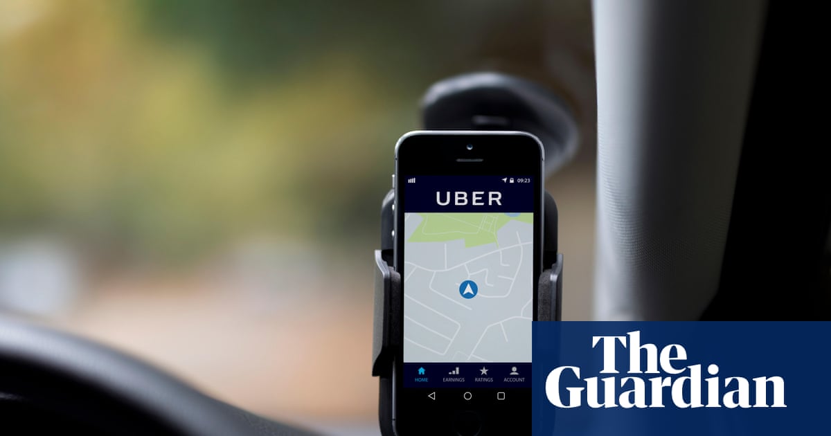 Tài xế Uber đang sử dụng điện thoại và ứng dụng