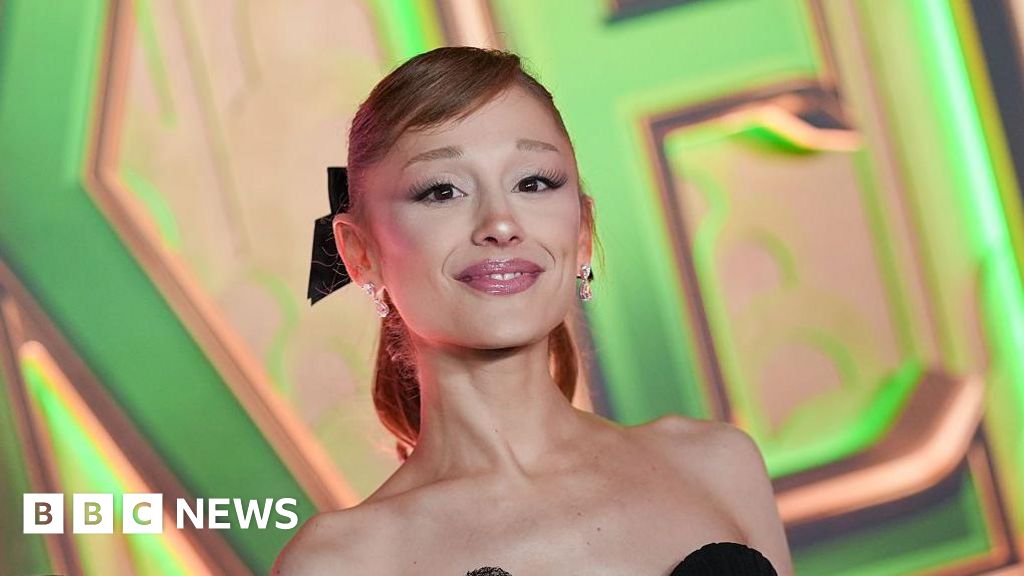 Ariana Grande tại buổi ra mắt phim Wicked ở Singapore