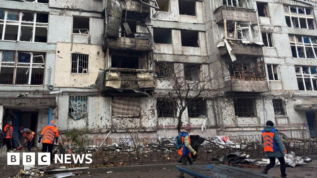 Một t&ecirc;n lửa của Nga bay tr&ecirc;n bầu trời Ukraine, trong bối cảnh c&aacute;c nh&agrave; l&atilde;nh đạo Mỹ v&agrave; Ukraine thảo luận về kế hoạch h&ograve;a b&igrave;nh.