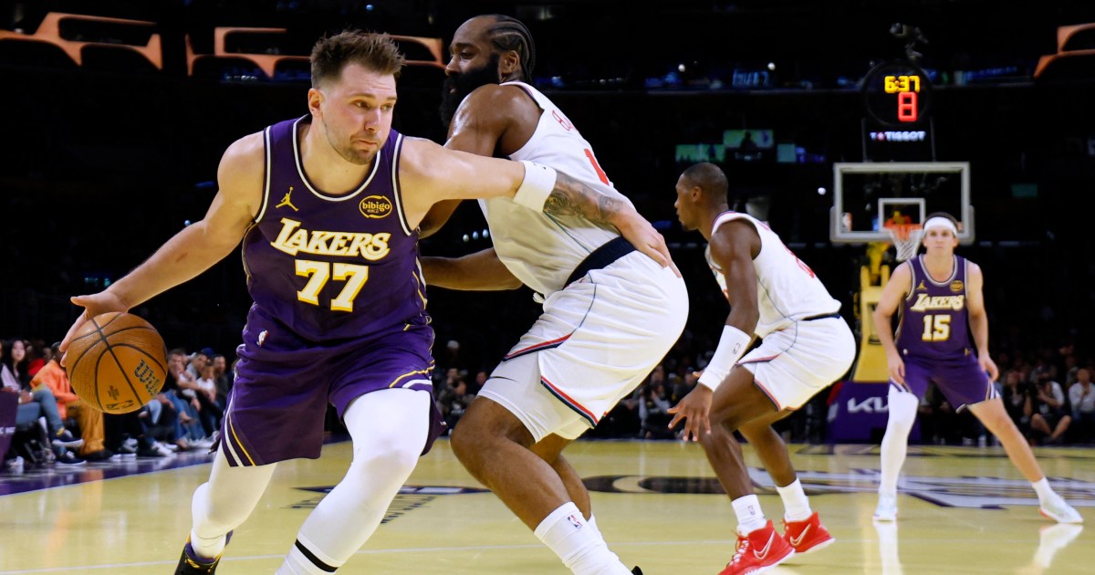 Luka Doncic của Los Angeles Lakers ăn mừng trong trận đấu với Los Angeles Clippers