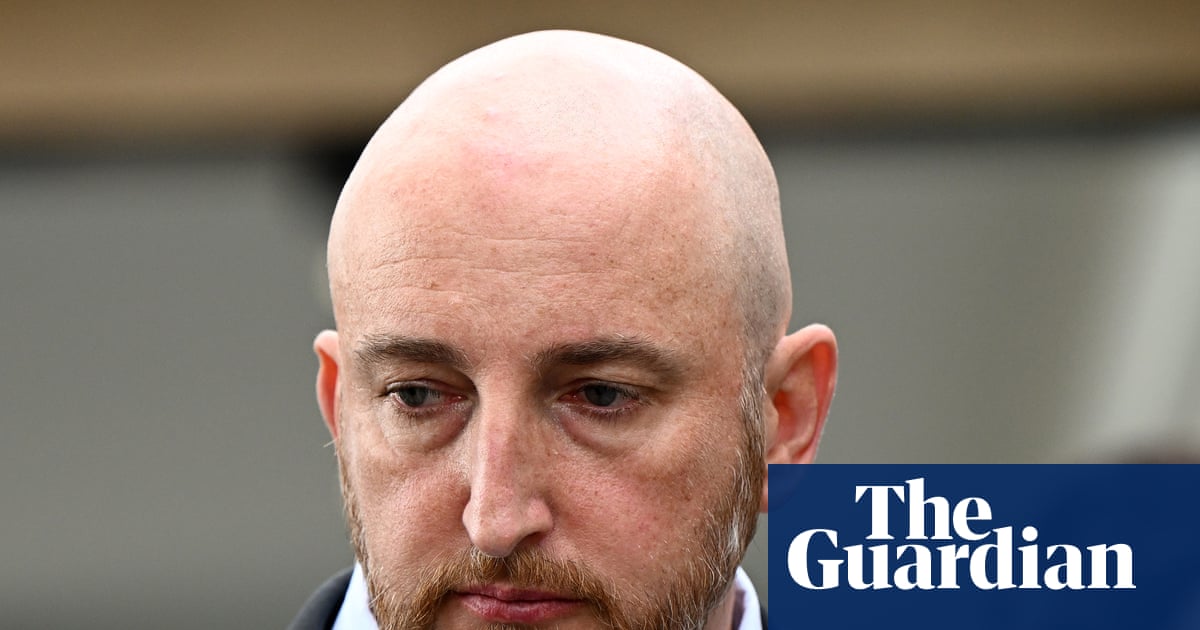 Sĩ quan cảnh s&aacute;t Benedict Bryant c&uacute;i đầu trong phi&ecirc;n t&ograve;a.