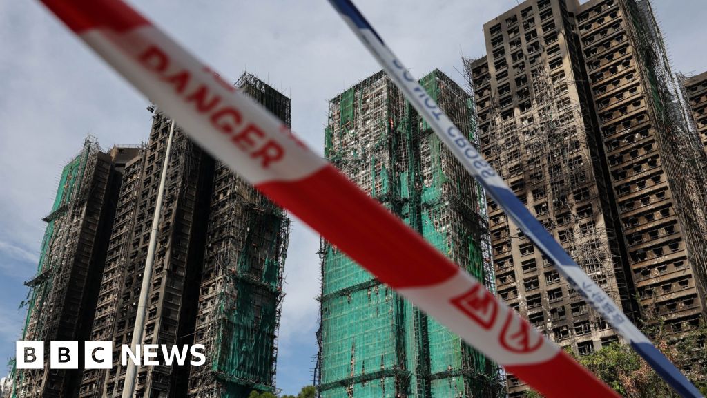 Khung cảnh tan hoang sau vụ hỏa hoạn tại c&aacute;c t&ograve;a nh&agrave; chung cư Wang Fuk Court ở Tai Po, Hồng K&ocirc;ng.