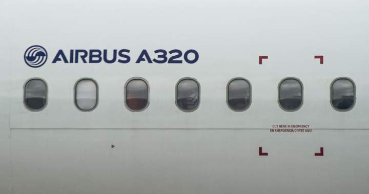 M&aacute;y bay Airbus A320 của h&atilde;ng LATAM tại s&acirc;n bay El Dorado ở Bogota, Colombia.