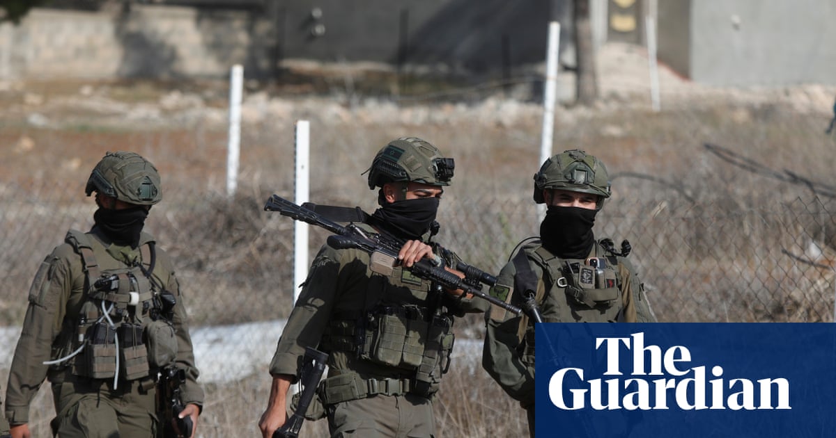 Người Palestine đứng b&ecirc;n ngo&agrave;i ng&ocirc;i nh&agrave; bị hư hại ở l&agrave;ng Ein al-Duyuk