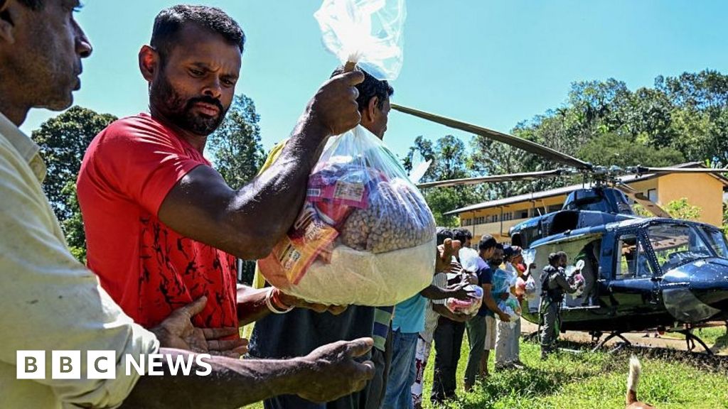 T&igrave;nh nguyện vi&ecirc;n d&ugrave;ng thuyền c&aacute; chở h&agrave;ng cứu trợ qua khu vực ngập lụt ở Sri Lanka