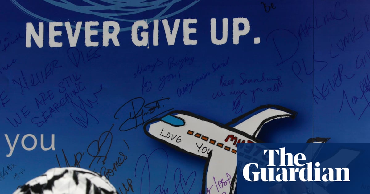 Một người phụ nữ viết tin nhắn cho h&agrave;nh kh&aacute;ch chuyến bay MH370 trong lễ tưởng niệm.