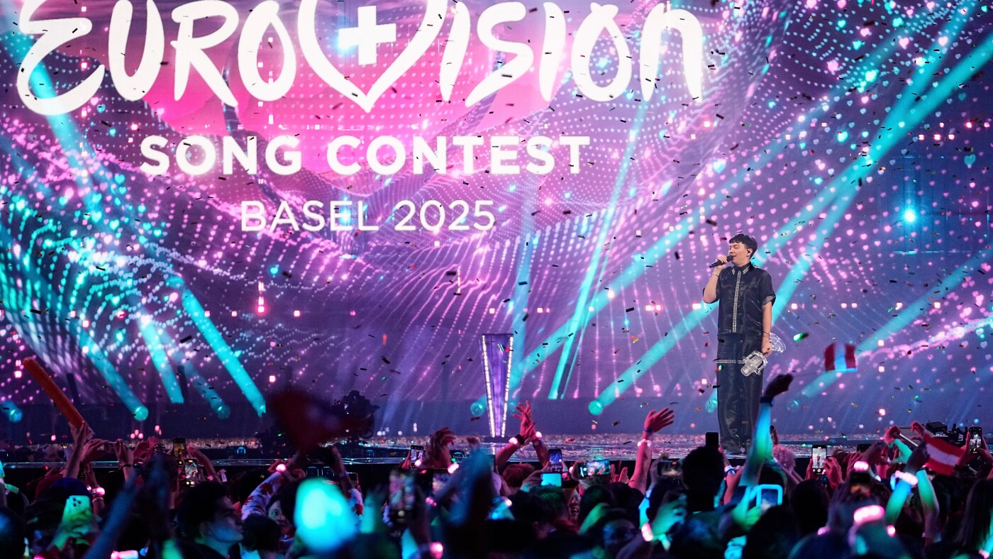 JJ, đại diện &Aacute;o, với chiếc c&uacute;p sau khi chiến thắng Eurovision 2025