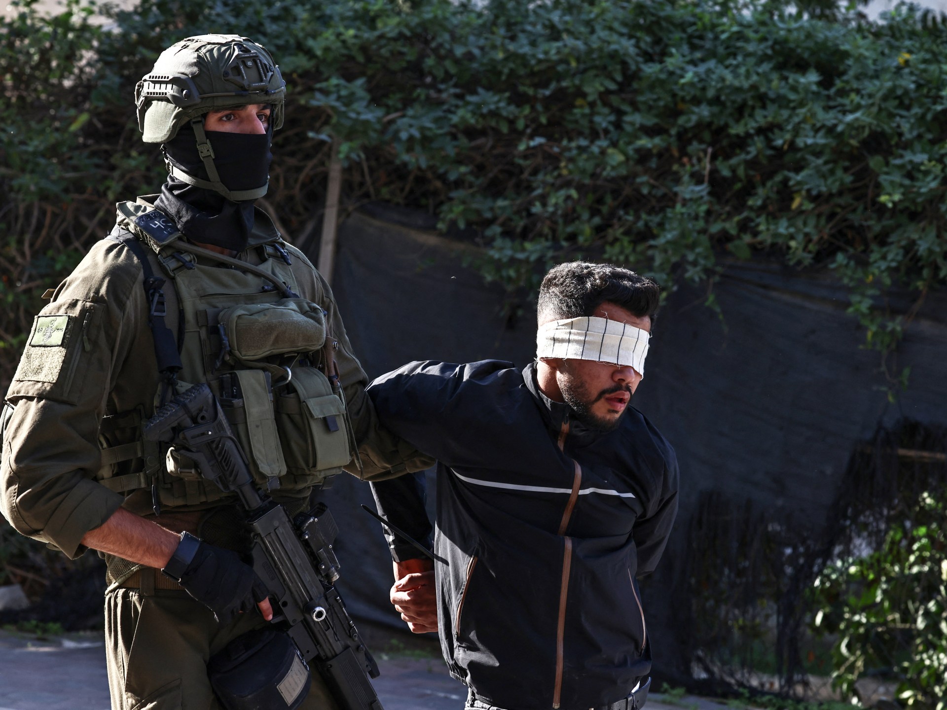 Lực lượng Israel bắt giữ người Palestine tại Bờ T&acirc;y trong một cuộc đột k&iacute;ch.