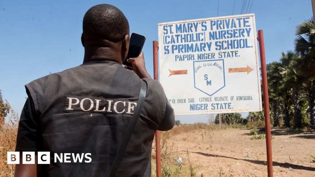 Học sinh Nigeria được trả tự do sau vụ bắt c&oacute;c