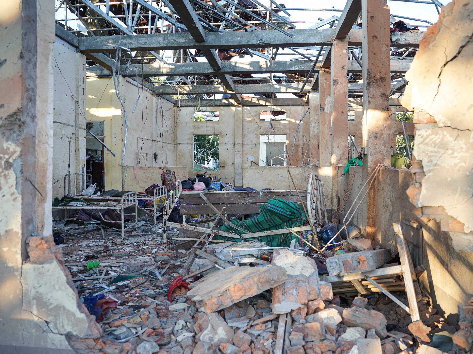 Cảnh hoang t&agrave;n của Bệnh viện Đa khoa Mrauk U sau cuộc kh&ocirc;ng k&iacute;ch ở bang Rakhine, Myanmar.