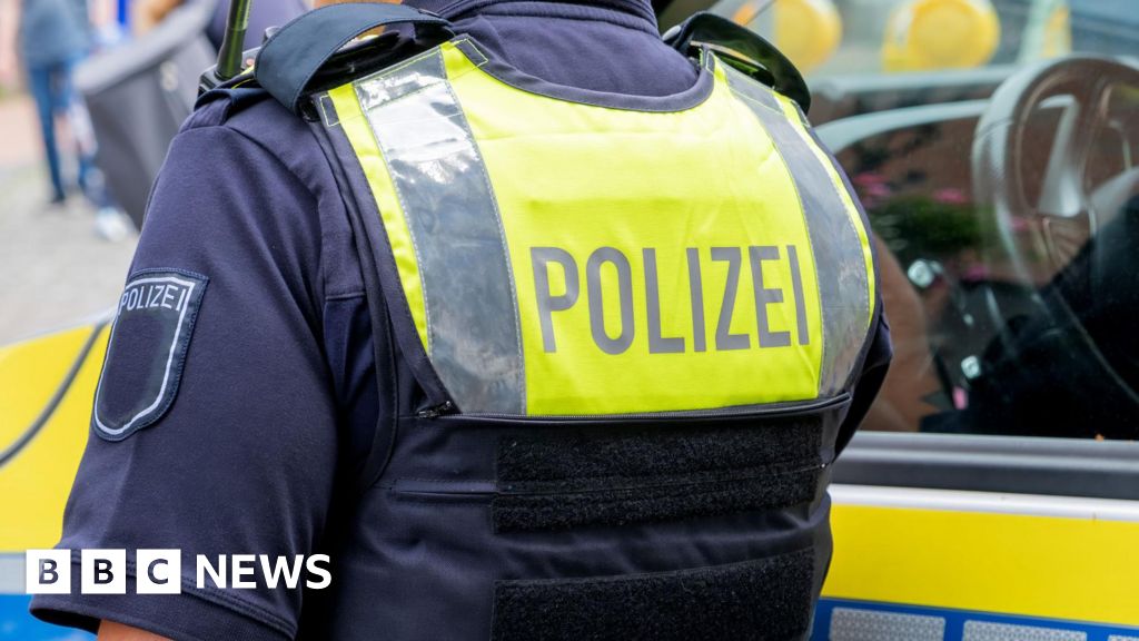 Chợ Gi&aacute;ng sinh ở Đức với nhiều người d&acirc;n mua sắm v&agrave; c&aacute;c quầy h&agrave;ng trang tr&iacute;