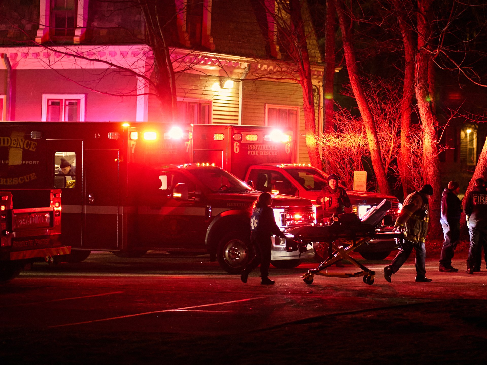 Cảnh s&aacute;t phong tỏa khu vực gần Đại học Brown sau vụ xả s&uacute;ng