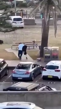 Ahmed al-Ahmed được ca ngợi v&igrave; h&agrave;nh động anh h&ugrave;ng tước vũ kh&iacute; kẻ tấn c&ocirc;ng tại Bondi Beach, &Uacute;c