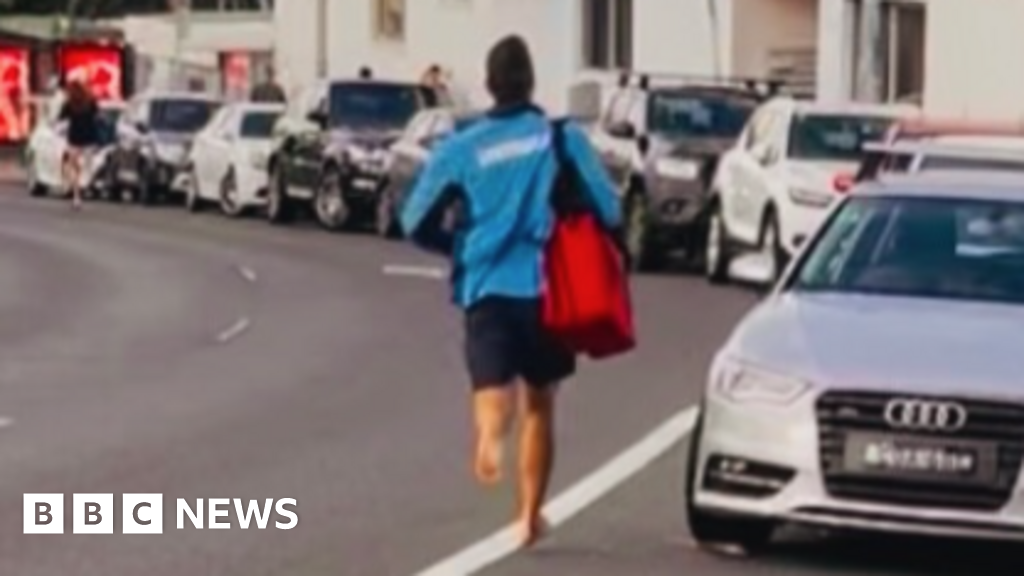 Lực lượng cứu hộ v&agrave; người d&acirc;n chạy đến gi&uacute;p đỡ trong vụ xả s&uacute;ng tại Bondi Junction, Sydney