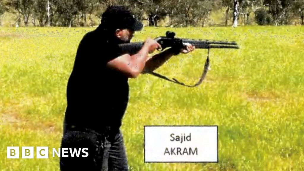 Ảnh chụp m&agrave;n h&igrave;nh từ video điện thoại của Naveed Akram cho thấy cha của anh ta đang huấn luyện sử dụng s&uacute;ng