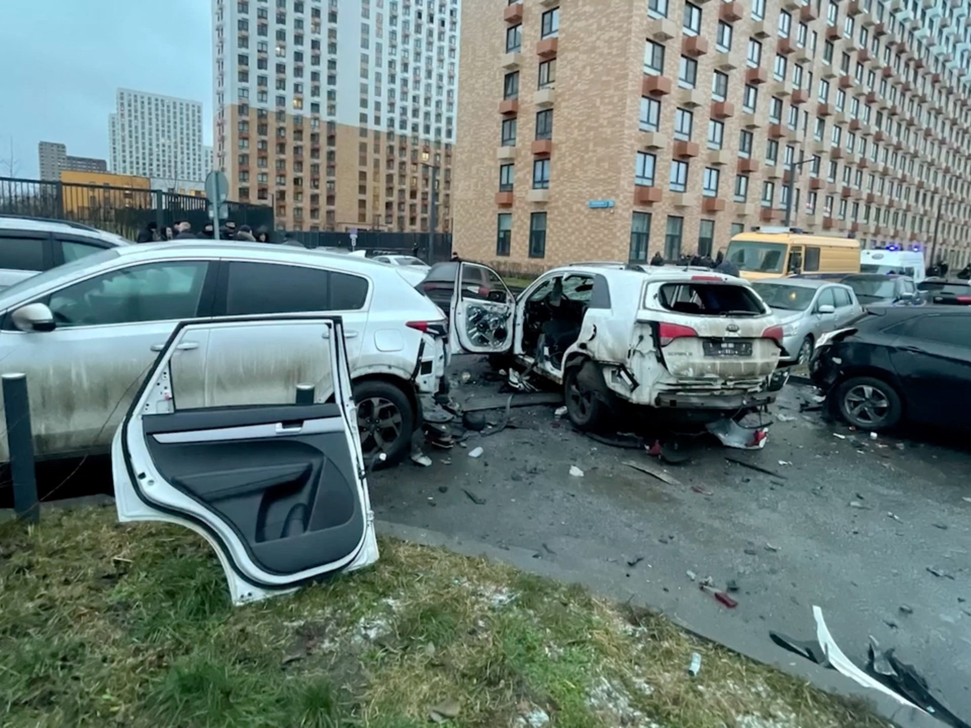 Cảnh s&aacute;t v&agrave; nh&acirc;n vi&ecirc;n điều tra tại hiện trường vụ nổ xe ở Moscow