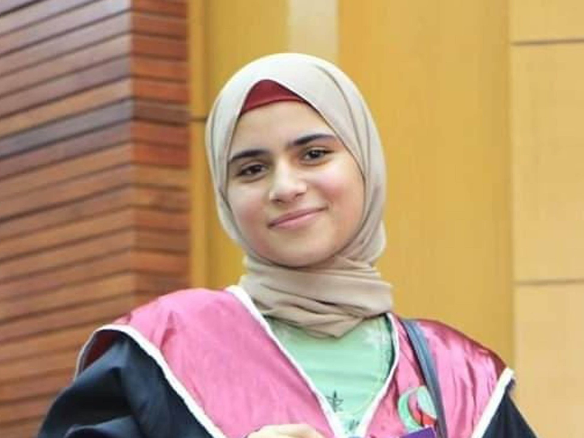 Shahed Abu AlShaikh trong bộ đồ tốt nghiệp đại học