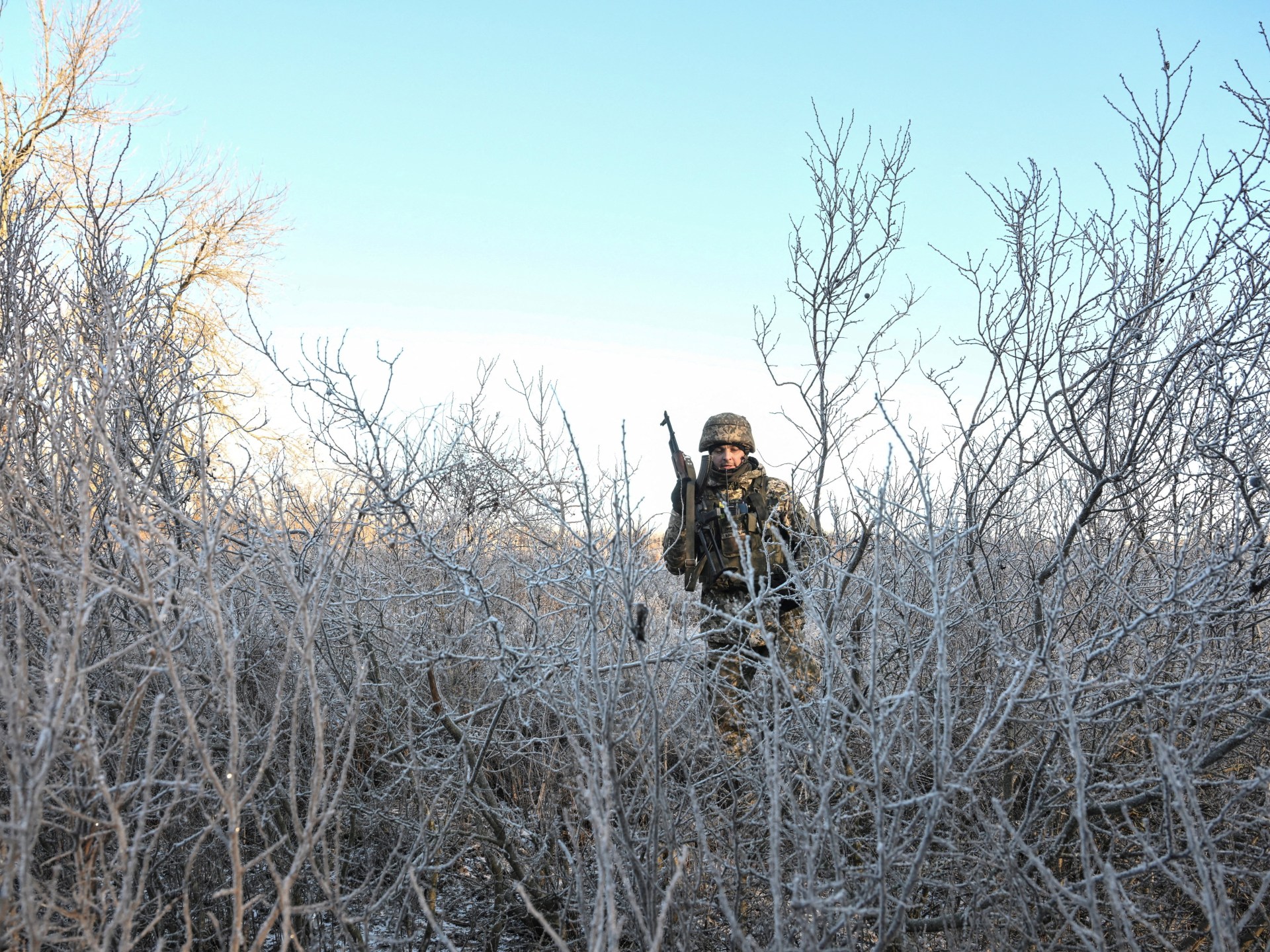 Một người d&acirc;n Ukraine gần ng&ocirc;i mộ tr&ecirc;n Con hẻm Anh h&ugrave;ng tại nghĩa trang qu&acirc;n sự ở Kharkiv, Đ&ocirc;ng Bắc Ukraine