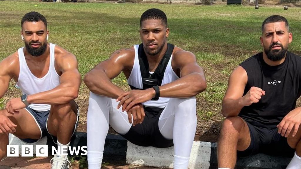 Anthony Joshua v&agrave; hai th&agrave;nh vi&ecirc;n đội đ&atilde; mất l&agrave; Latif Ayodele v&agrave; Sina Ghami