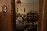 Tổng thống Ukraine Volodymyr Zelensky v&agrave; một quan chức đang xem x&eacute;t c&aacute;c cơ sở bị hư hại.