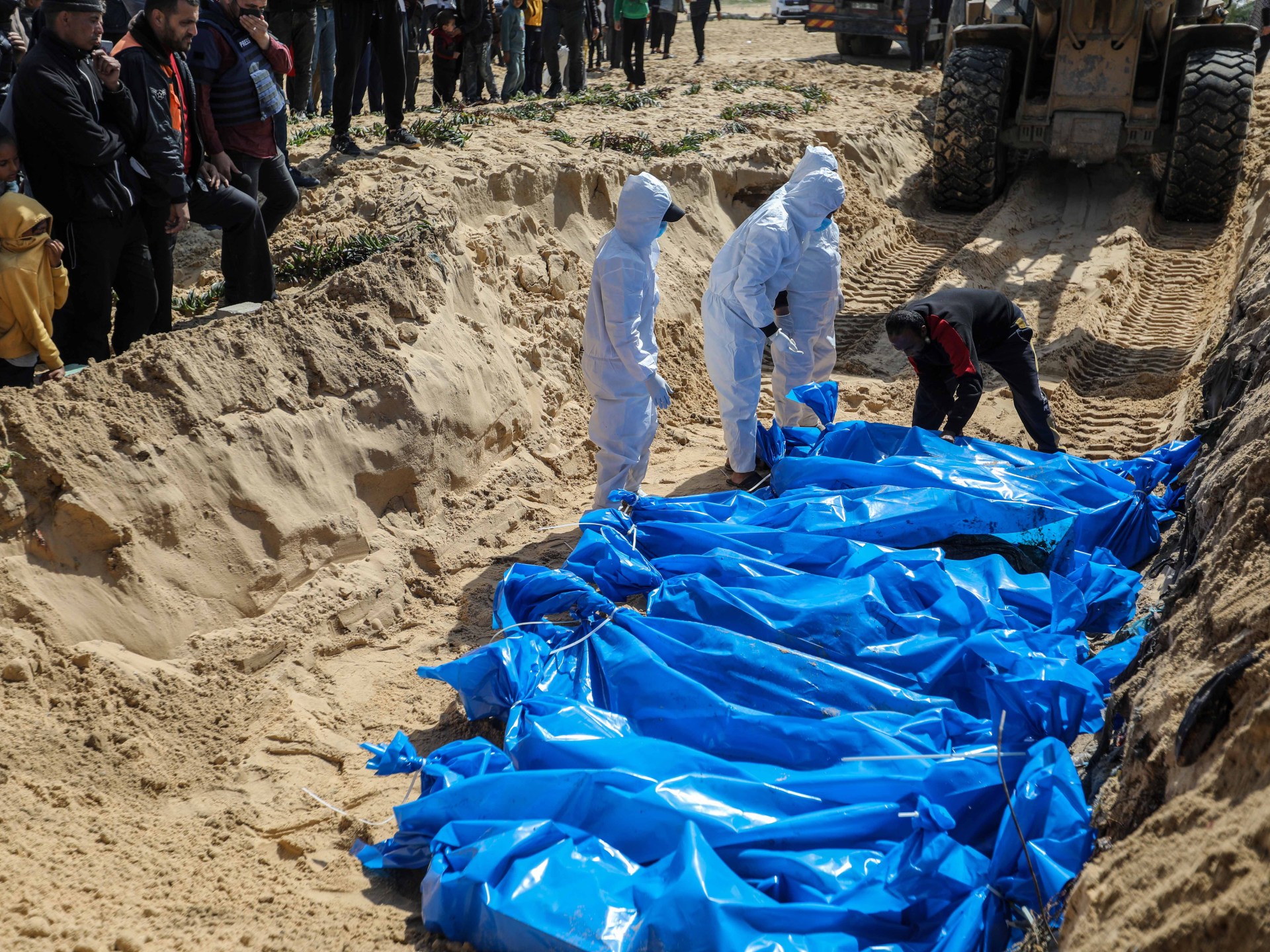 Thi thể người Palestine được ch&ocirc;n cất tại một ng&ocirc;i mộ tập thể ở Rafah, Gaza