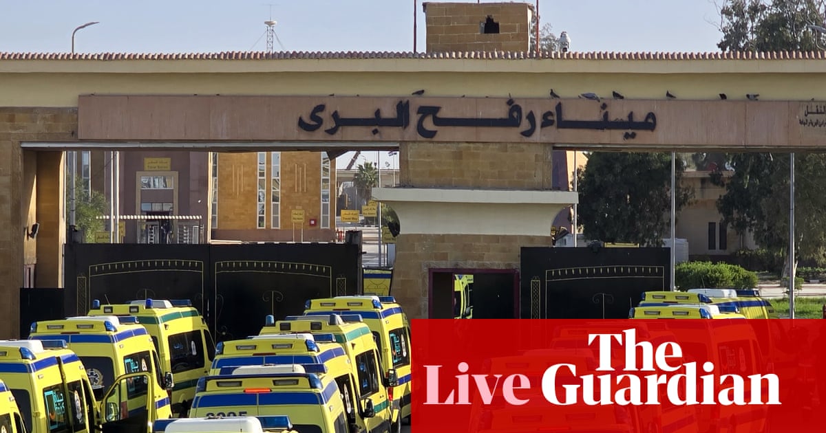 D&ograve;ng người chờ đợi tại cửa khẩu Rafah giữa Gaza v&agrave; Ai Cập