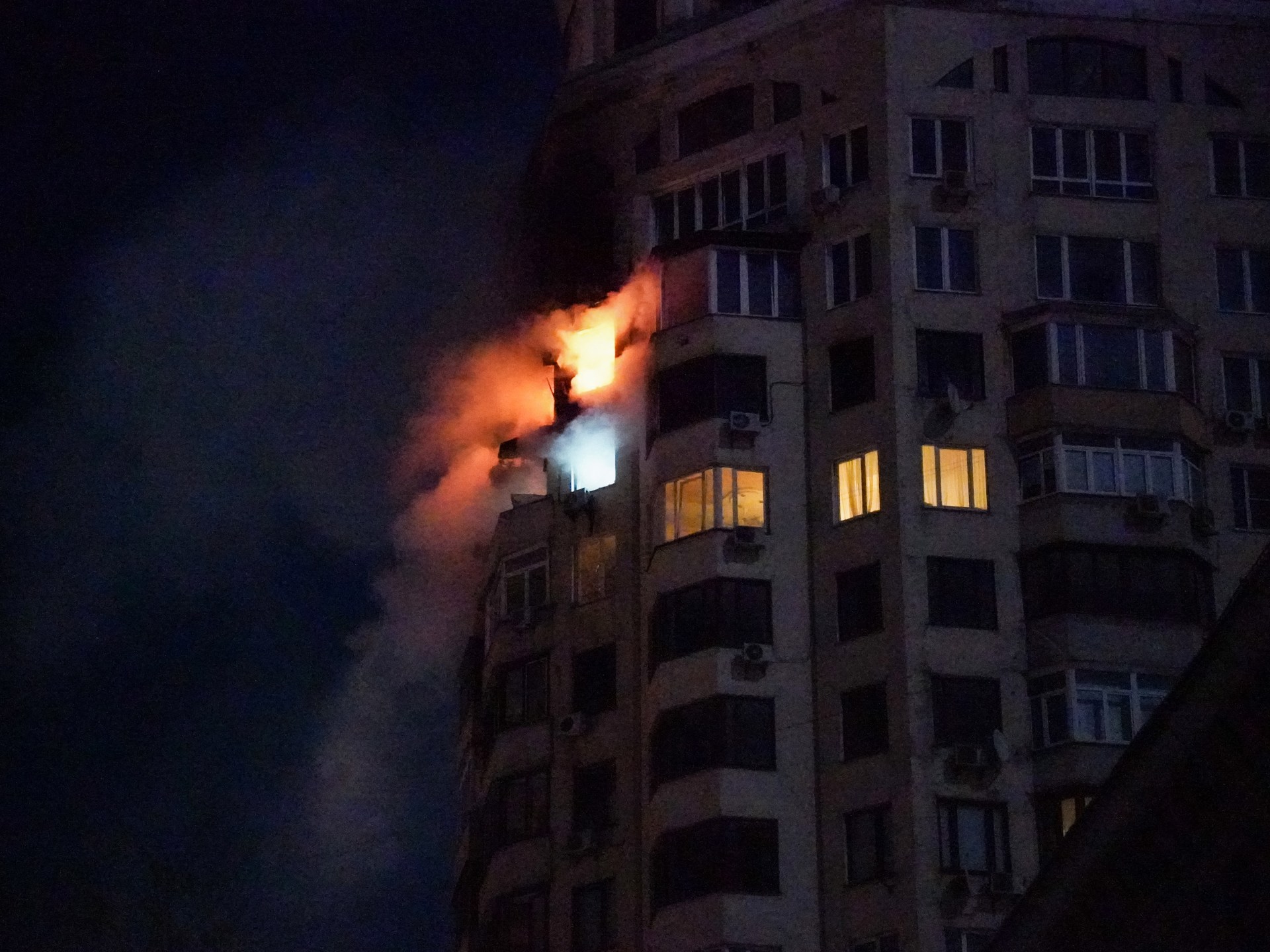 Nh&acirc;n vi&ecirc;n cứu hộ Ukraine tại hiện trường t&ograve;a nh&agrave; chung cư bị hư hại sau cuộc kh&ocirc;ng k&iacute;ch của Nga ở Kyiv.