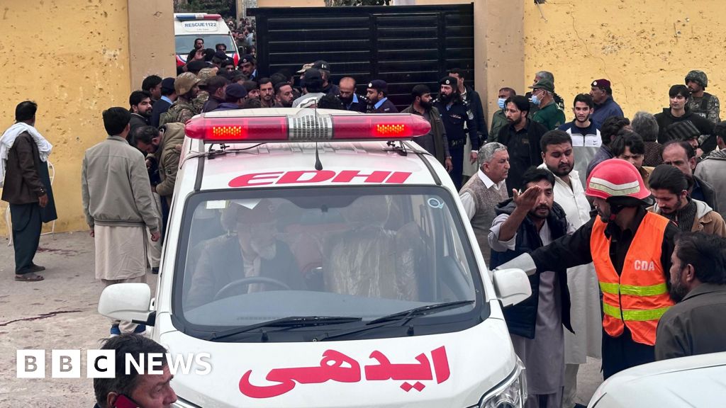 Xe cấp cứu v&agrave; xe tư nh&acirc;n chở người bị thương đến bệnh viện sau vụ nổ tại nh&agrave; thờ Hồi gi&aacute;o ở Islamabad.