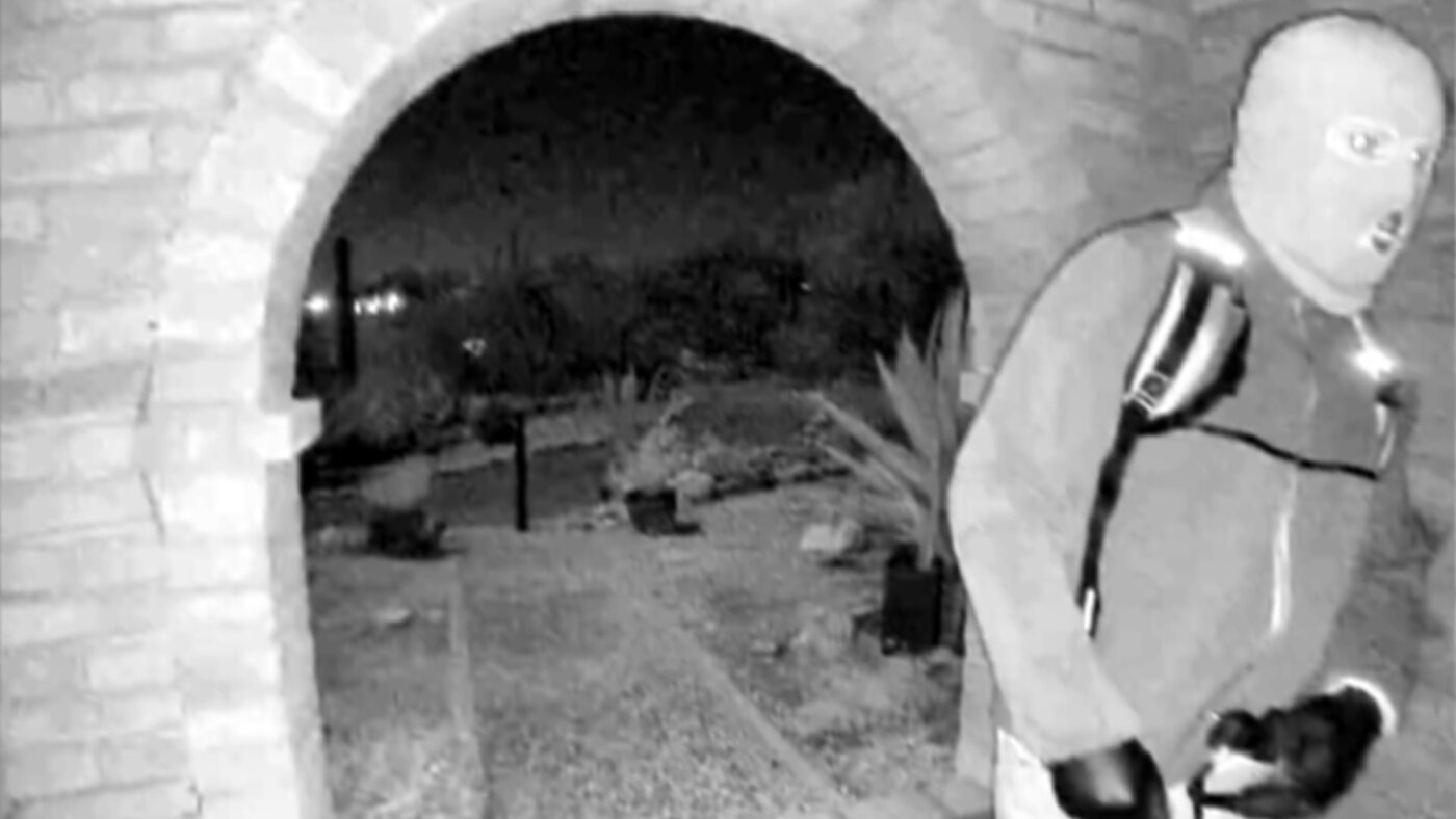 H&igrave;nh ảnh từ camera an ninh cho thấy nghi phạm được FBI m&ocirc; tả trong vụ mất t&iacute;ch của Nancy Guthrie.