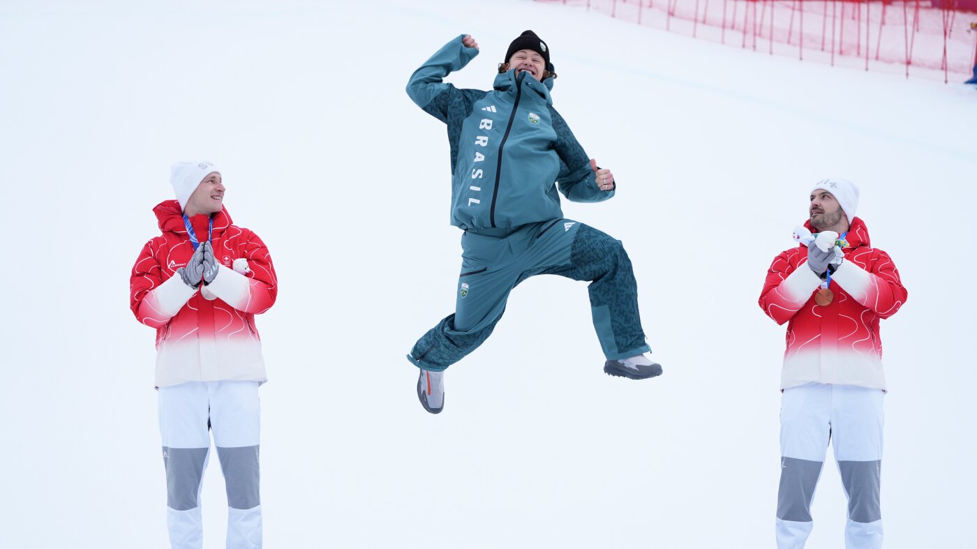 Lucas Pinheiro Braathen của Brazil ăn mừng huy chương v&agrave;ng trượt tuyết l&ograve;ng chảo khổng lồ tại Olympic M&ugrave;a đ&ocirc;ng 2026 ở Bormio, Italy.