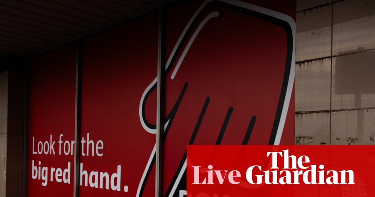 Một người mua h&agrave;ng đẩy xe h&agrave;ng trong si&ecirc;u thị Coles tại &Uacute;c.