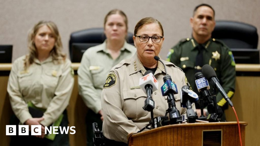 Đội cứu hộ t&igrave;m kiếm nạn nh&acirc;n sau vụ lở tuyết ở California