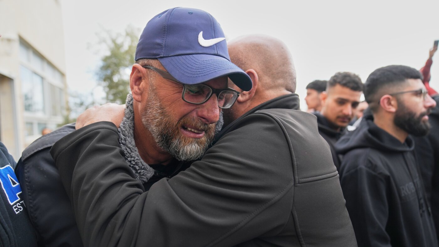 Người th&acirc;n v&agrave; bạn b&egrave; tiễn đưa Nasrallah Abu Siyam trong tang lễ tại l&agrave;ng Mukhmas.