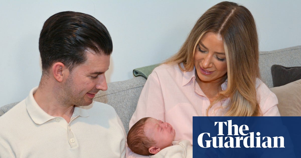 Mẹ Grace Bell c&ugrave;ng b&eacute; Hugo Powell, em b&eacute; đầu ti&ecirc;n ở Anh ch&agrave;o đời nhờ cấy gh&eacute;p tử cung từ người hiến tạng đ&atilde; qua đời.