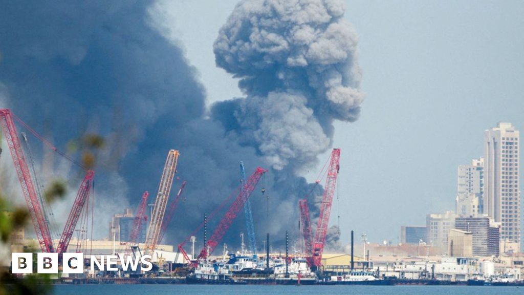 Kh&oacute;i bốc l&ecirc;n từ một khu vực gần trụ sở Hạm đội 5 Hải qu&acirc;n Mỹ ở Manama, Bahrain.