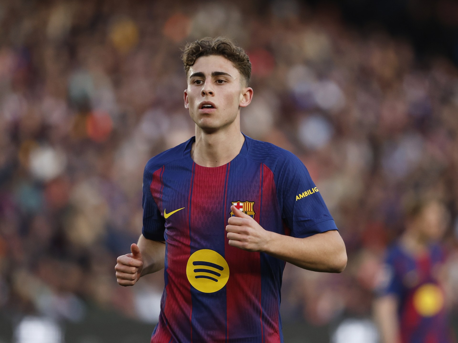 Cầu thủ Barcelona v&agrave; Villarreal tranh b&oacute;ng tr&ecirc;n s&acirc;n cỏ trong trận đấu La Liga.