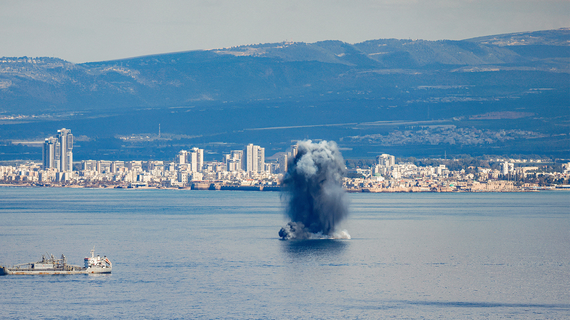 Hệ thống ph&ograve;ng kh&ocirc;ng Israel chặn t&ecirc;n lửa tr&ecirc;n bầu trời Haifa