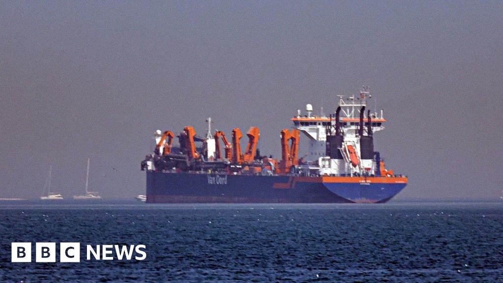 C&aacute;c t&agrave;u chở dầu v&agrave; h&agrave;ng h&oacute;a thả neo gần Eo biển Hormuz giữa căng thẳng Trung Đ&ocirc;ng