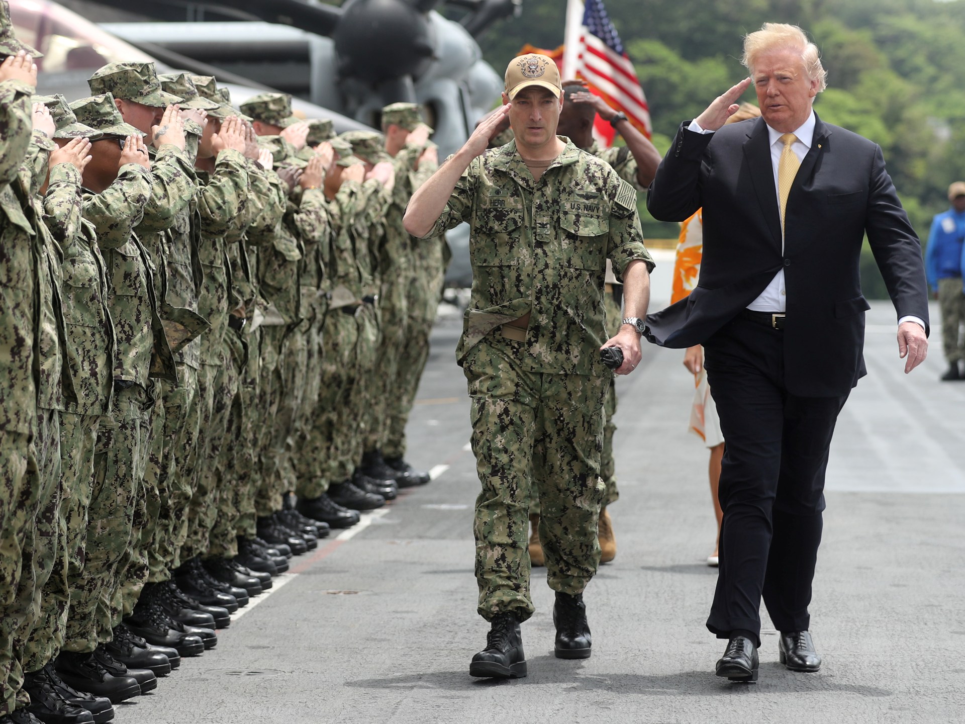 Tổng thống Mỹ Donald Trump ch&agrave;o l&iacute;nh tr&ecirc;n t&agrave;u USS Wasp