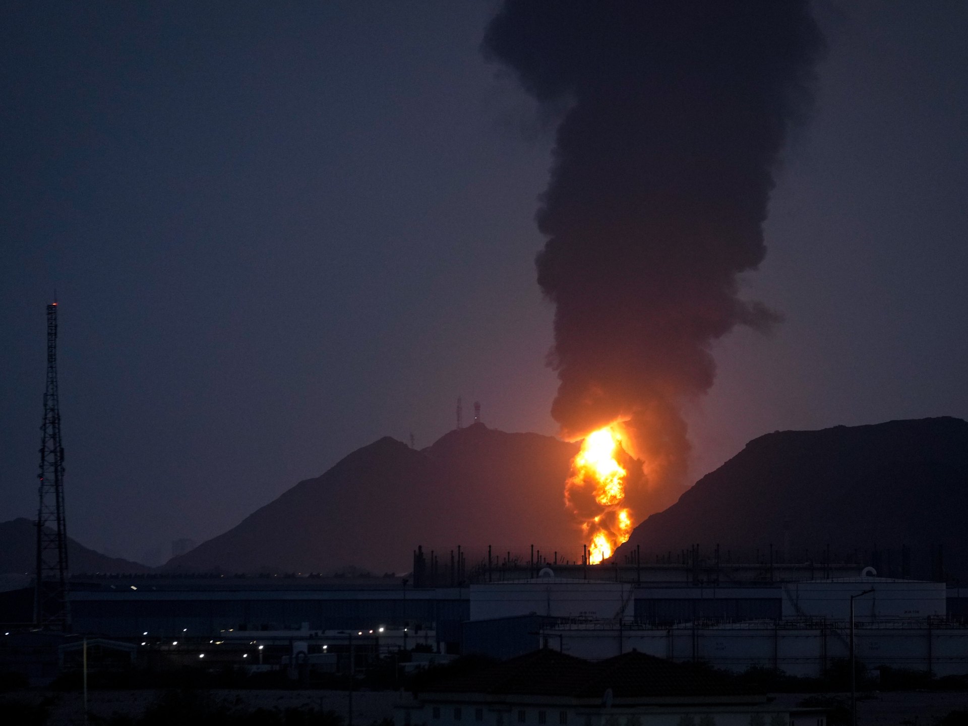 Kh&oacute;i bốc l&ecirc;n từ một địa điểm bị tấn c&ocirc;ng ở Iran