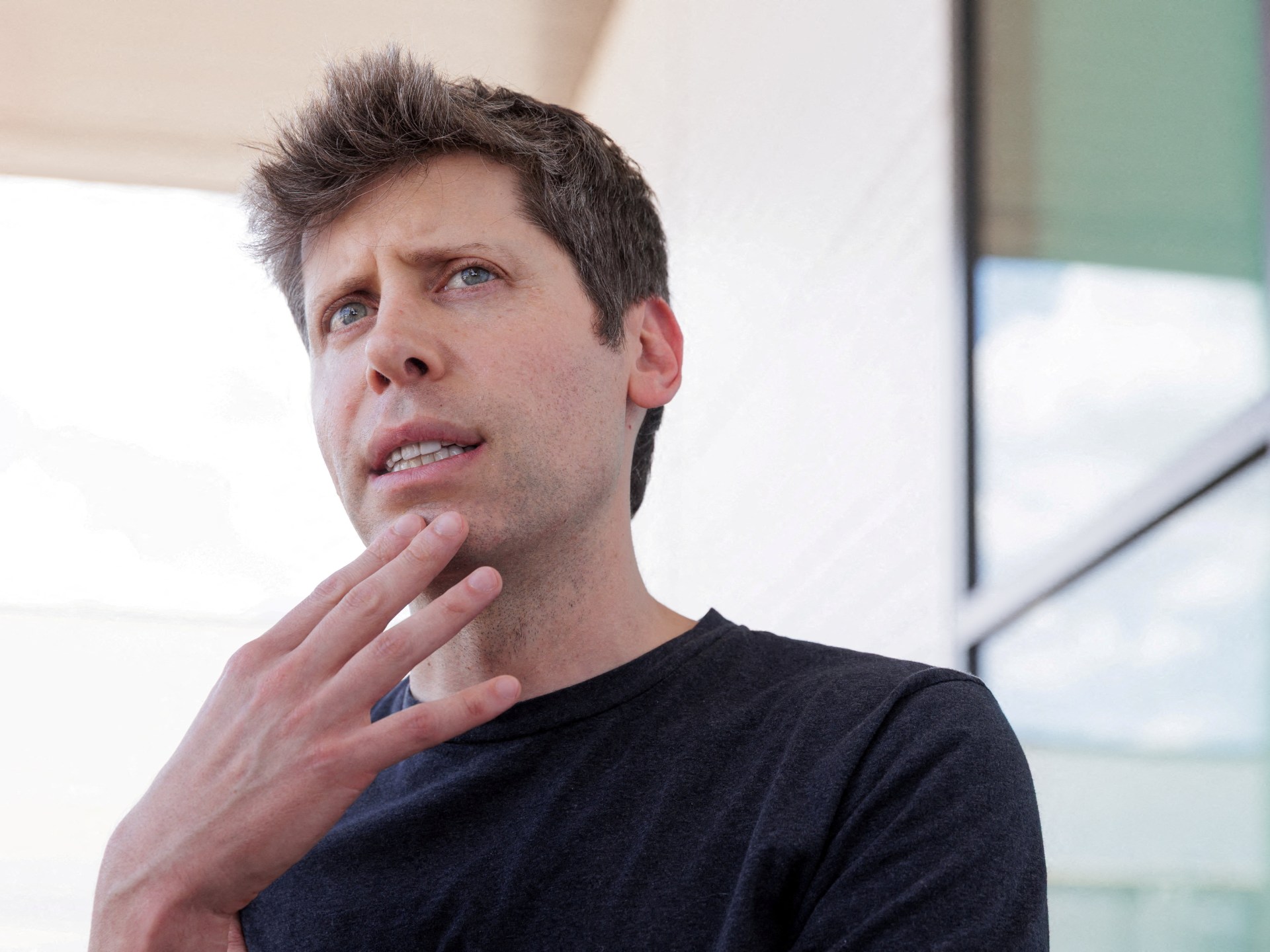 Sam Altman, CEO của OpenAI, ph&aacute;t biểu tại một sự kiện