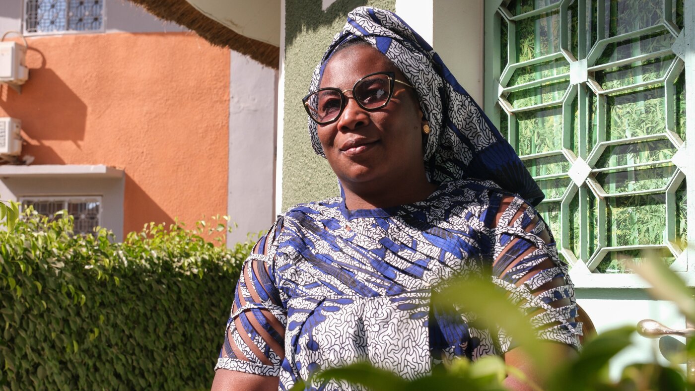 Ma&iuml;mouna Diouf (tr&aacute;i), cựu t&ugrave; nh&acirc;n, v&agrave; Fatou Faye (phải), gi&aacute;m s&aacute;t dự &aacute;n của Tostan, tại nh&agrave; t&ugrave; nữ ở Dakar, Senegal.